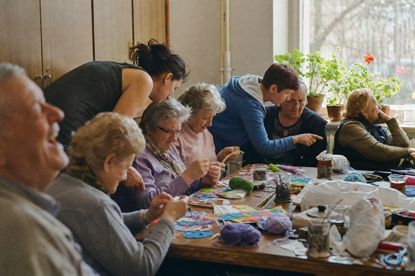Wolontariusze i seniorzy podczas wspólnego spotkania